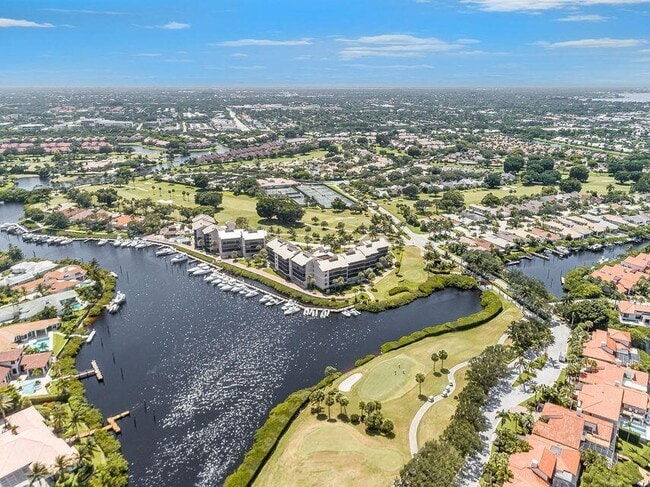 Building Photo - 16940 W Bay Dr