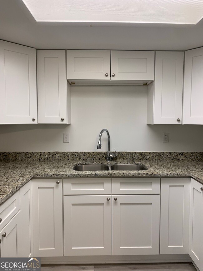 Building Photo - 695 Douglas Dr