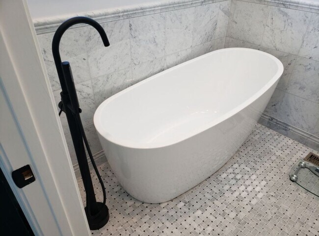 Building Photo - Offered for Rent – Available April 1, 2026 St. Lawrence Seaway Luxury Waterfront Home – Cape Vinc...