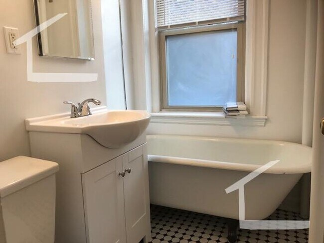 Building Photo - Amazing 2 bed 1 bath in Allston....