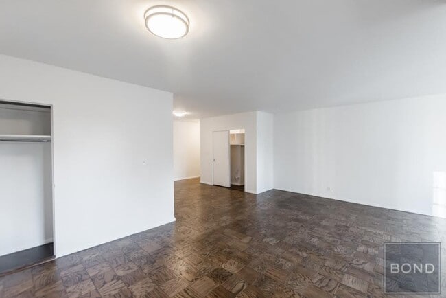 Building Photo - 401 E 88th St