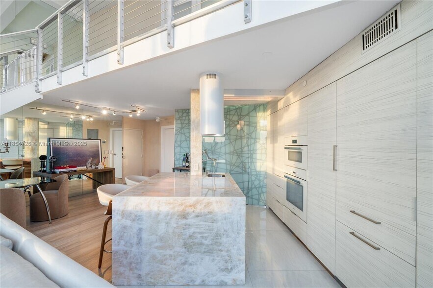 Building Photo - 1701 Sunset Harbour Dr