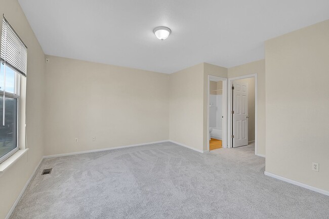 Building Photo - 3 bedroom, 2 bath home with 2 car garage in Highlands Ranch