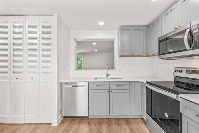 Building Photo - 9726 Old Gate Dr