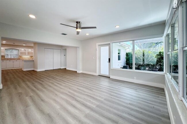 Building Photo - 1641 NE 5th Ct