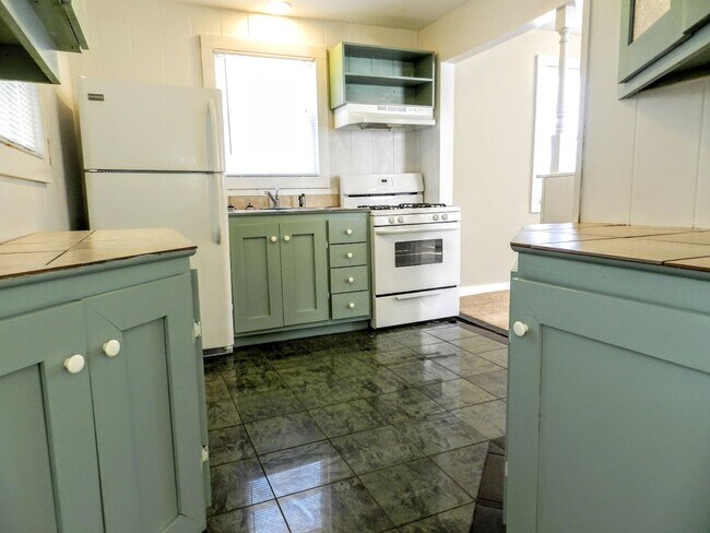 Building Photo - Come live at the Bay! Two Bedroom Willoughby Beach Cottage Available August 1st