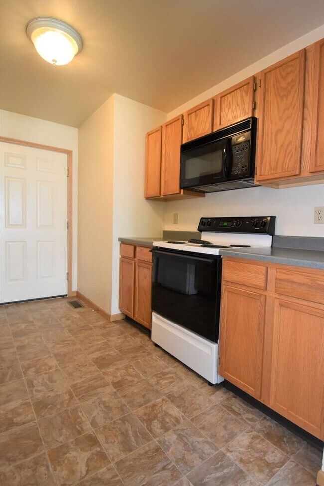 Building Photo - Nice Large 2 Bedroom 1 Bathroom Townhouse ...