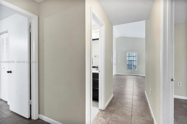 Building Photo - 681 Thornridge Ave