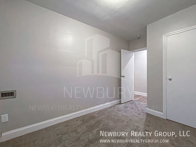 Building Photo - Cozy 2 Bedroom Available Now!