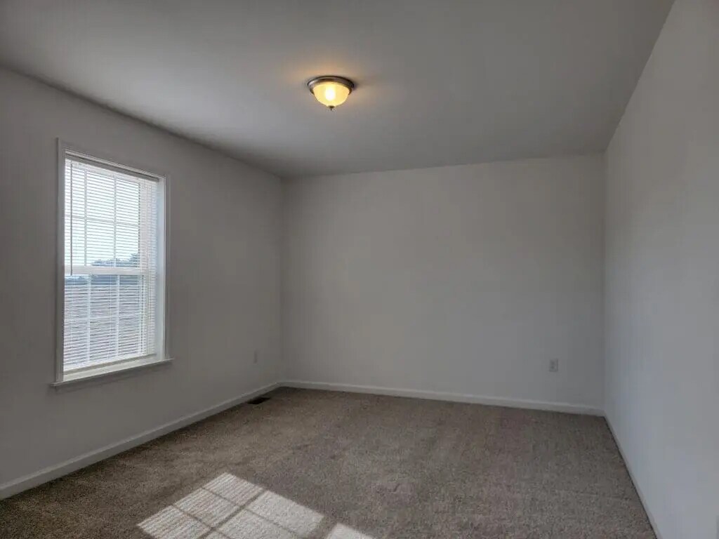 Building Photo - 126 Robert Cir