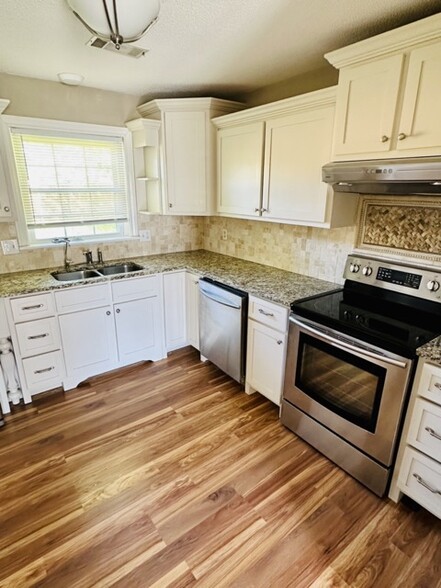 Kitchen - 101 Williams Dr