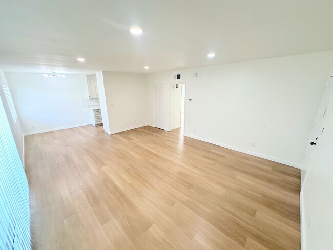 Building Photo - Gorgeous 1bd/1ba unit in Sherman Oaks. Cen...