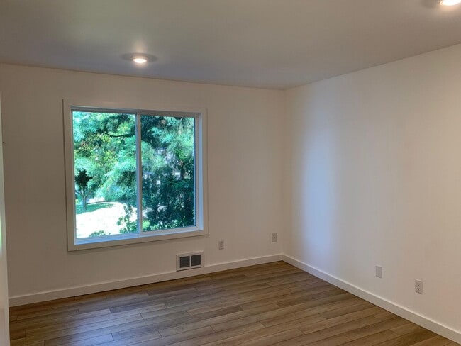 Building Photo - Beautiful Lakefront 2 Bed 1.75 Bath Condo ...