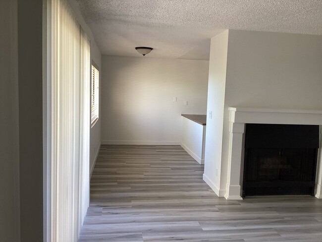 Building Photo - REMODELED UNIT IN THE LOVELY SKYLINE VILLA...