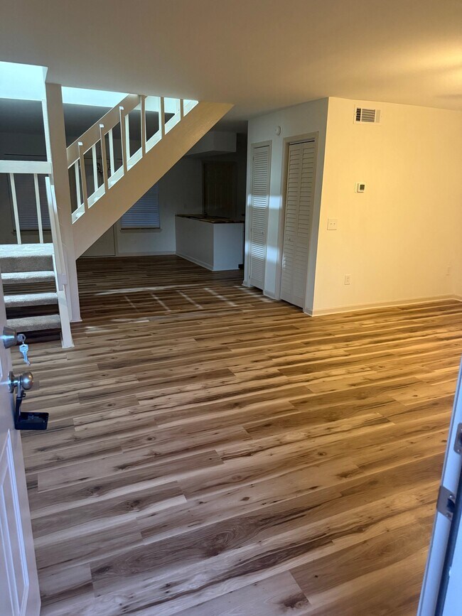 Building Photo - 5769 Dewsbury Ln