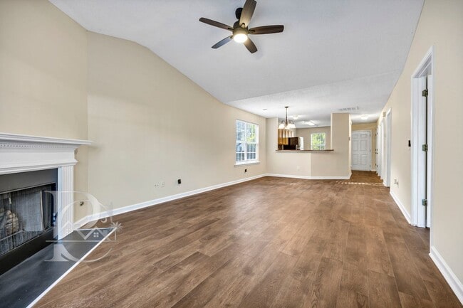 Building Photo - ONE STORY LIVING - MINUTES FROM EVERYTHING