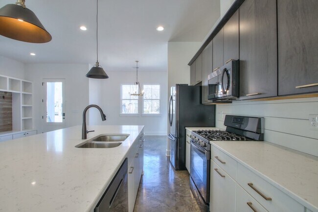 Building Photo - 904 Burchwood Ave