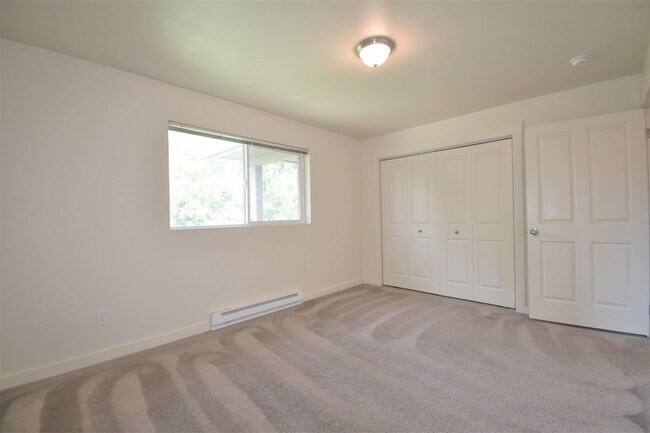 Building Photo - Top Floor 2Bed 1Bath apartment! Close to M...