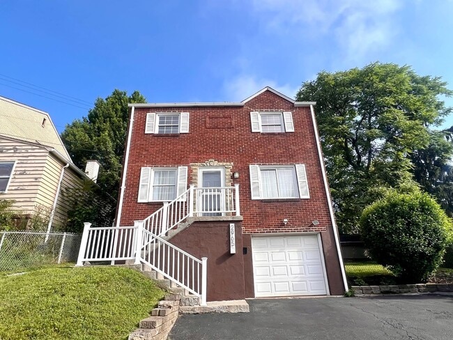 Building Photo - Brentwood - Stunning 3 Bedroom 2 Bathroom ...
