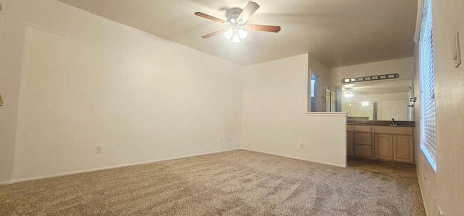 Building Photo - 333 E Lilac Dr