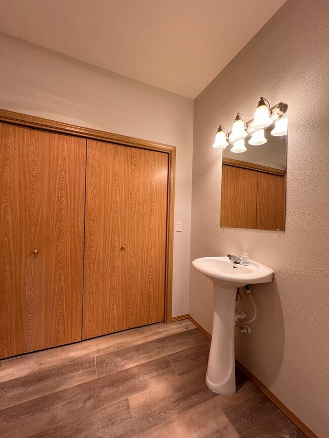 Building Photo - MOVE IN SPECIAL!! Beautifully Remodeled Ho...