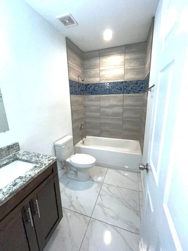 Building Photo - Great Location-Large 2/2/1 + DEN Duplex