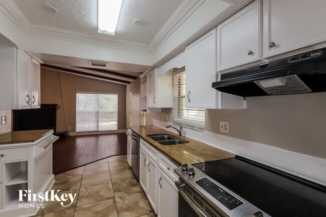 Building Photo - 1120 Brandon Lakes Ave