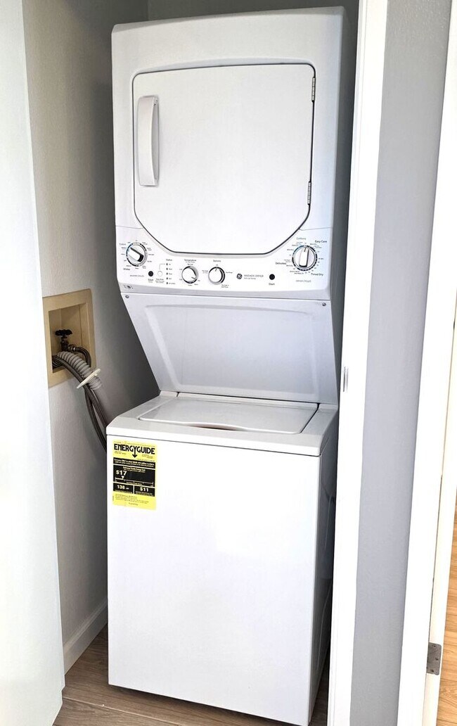 Building Photo - Crescent Lane Townhouse - 1 bedroom, 1 bath, 2 parking!