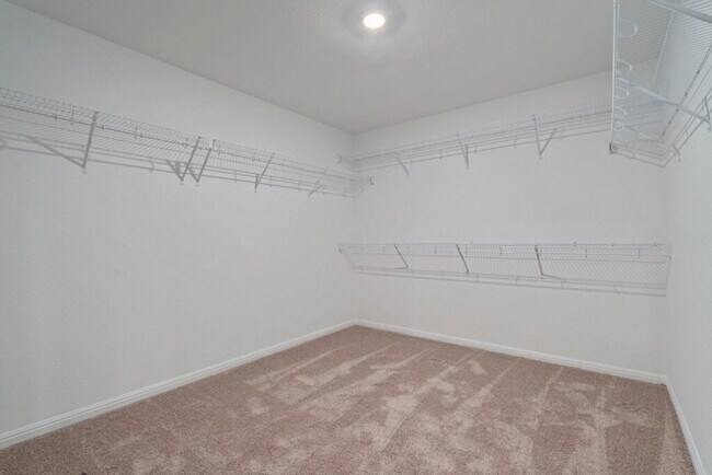 Building Photo - Step into a roomy Elgin residence designed for easy living and everyday convenience.