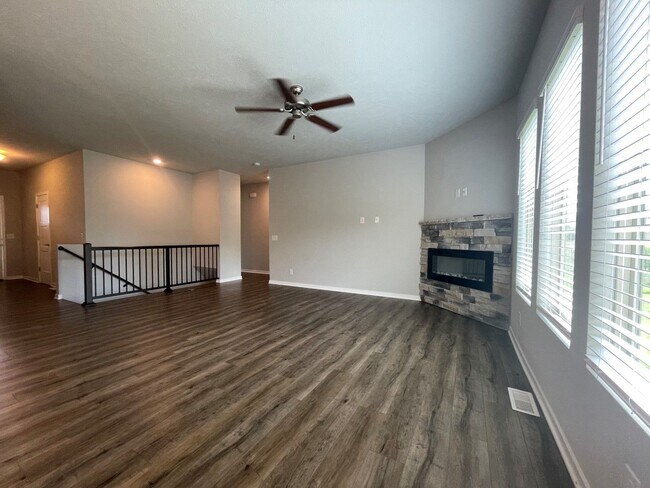 Building Photo - Large Home in Bellevue for Rent!
