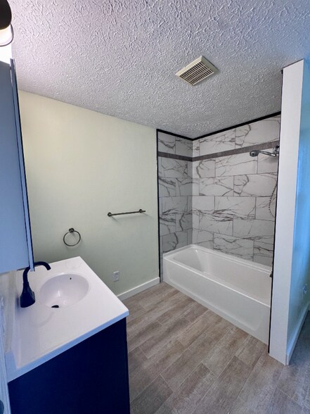 Building Photo - 196 S Point Dr