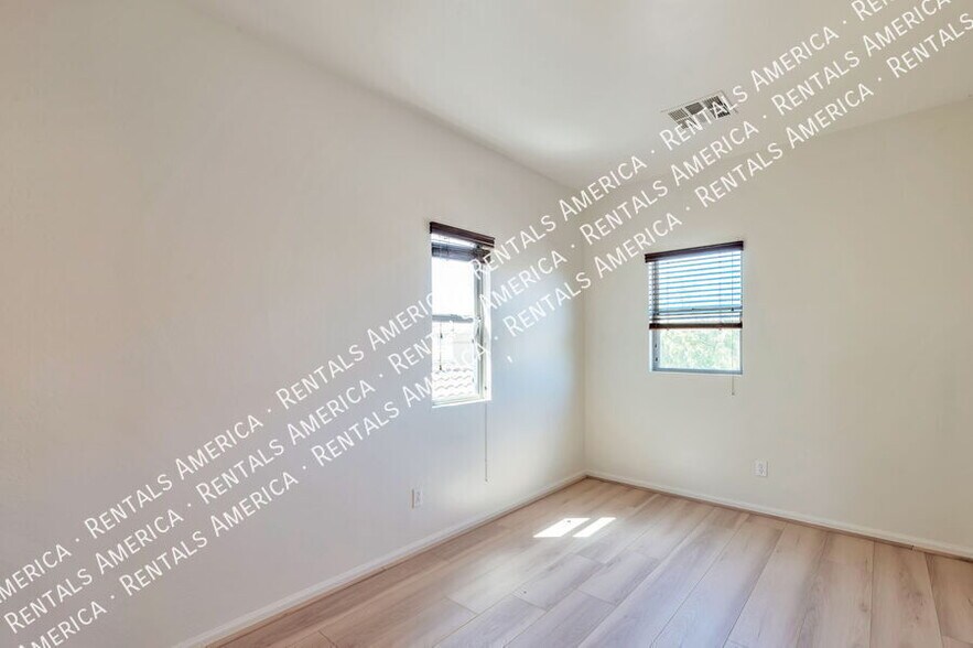 Building Photo - 5433 W Redbird Rd