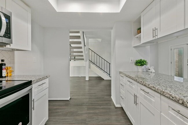 Building Photo - 2324 Shadowdale Dr