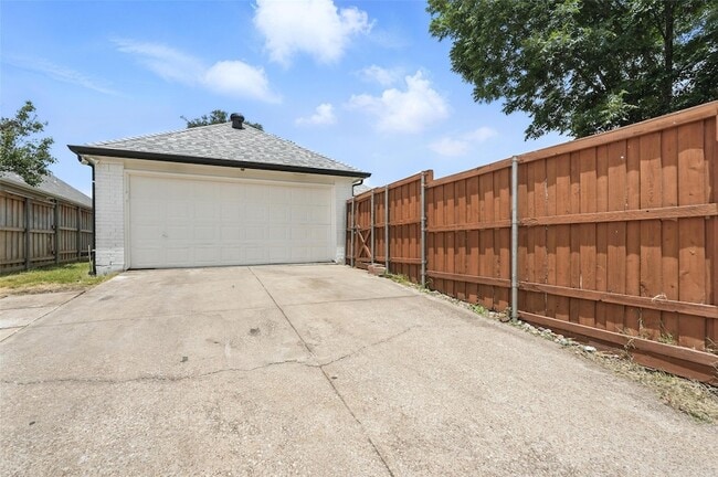 Building Photo - 10405 Belfort Dr
