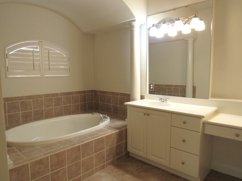 Garden tub - 3507 Sonesta Ct