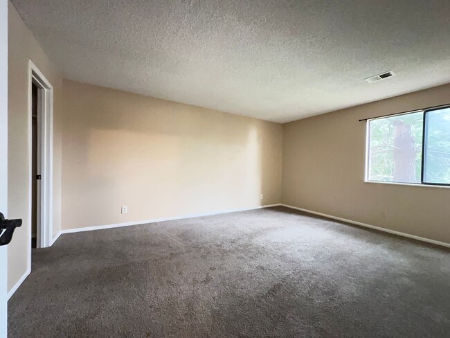 Building Photo - Free Rent Available - Spacious 1 Bedroom C...