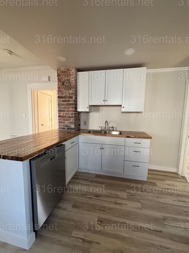 Building Photo - 2 bedroom 1 bath available NOW!