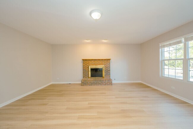 Building Photo - 1223 E Davis St