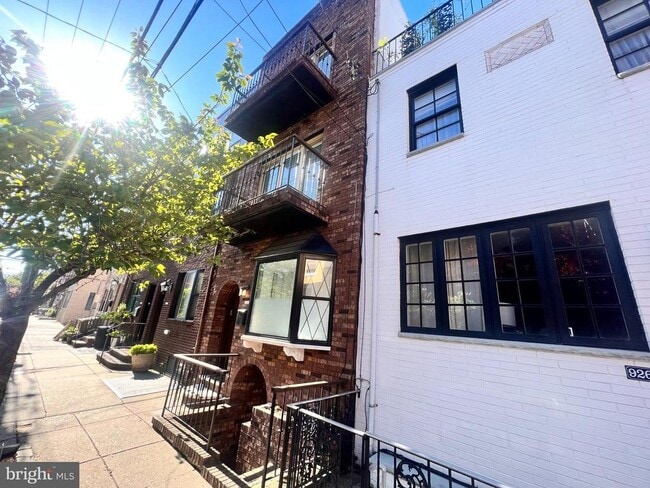 Building Photo - 924 Catharine St