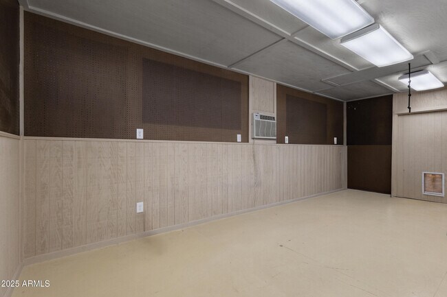 Building Photo - 1131 N York Cir