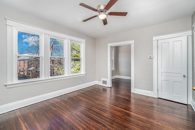 Building Photo - 2218 Scott St