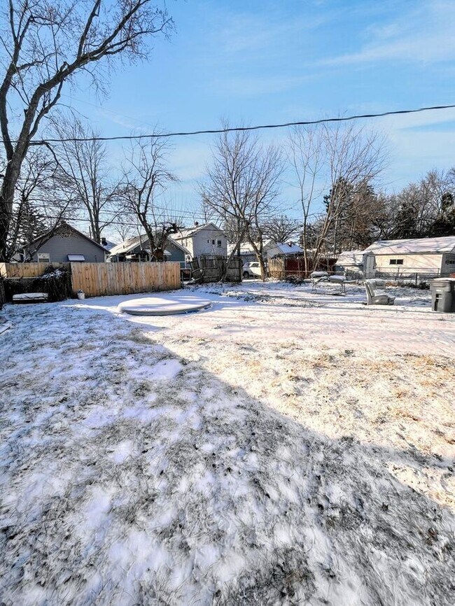 Building Photo - Charming 3-Bedroom Home / Pet-Friendly / V...
