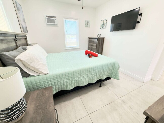 Building Photo - 324 Van Buren St