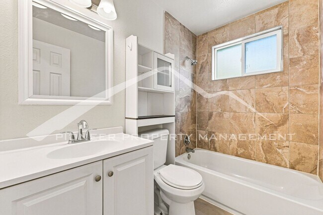 Building Photo - Charming 1/2 Duplex on Quiet Cul-De-Sac with Fenced Yard