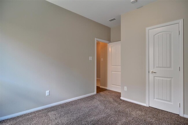 Building Photo - 120 Hamilton Dr