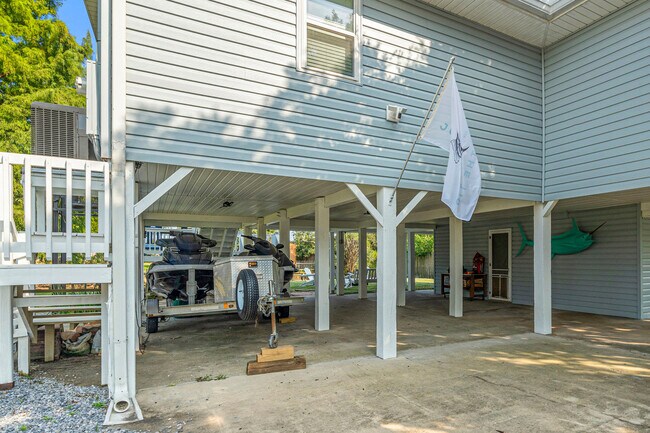 Building Photo - 806 Deer Dr