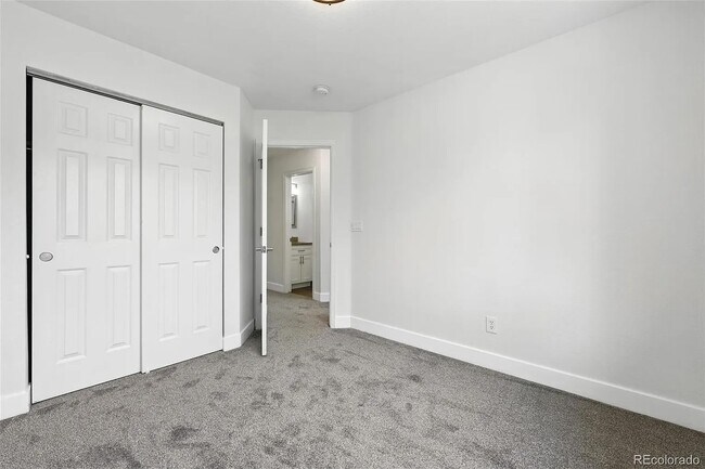 Building Photo - Beautiful, updated, spacious unit!