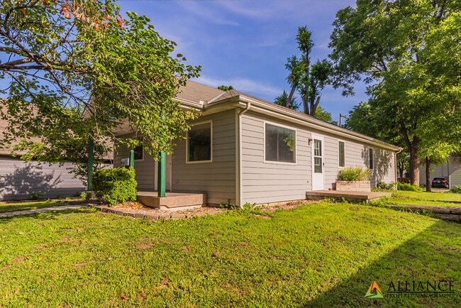 Building Photo - Spacious Rooms & Newer Carpet ~ Close to D...