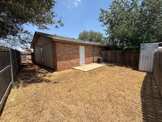 Building Photo - 1 bed 1 bath duplex unit