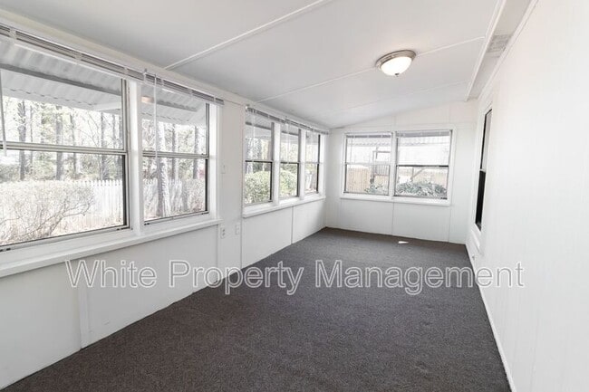 Building Photo - 1172 Southwood Dr